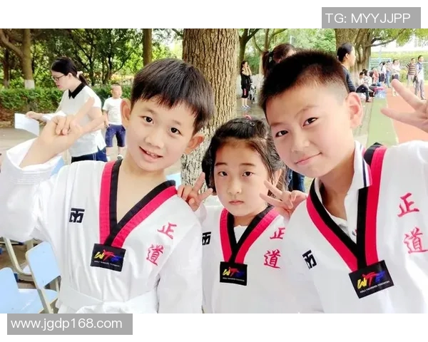 时尚足球明星外套男童精选图片展现活力与个性