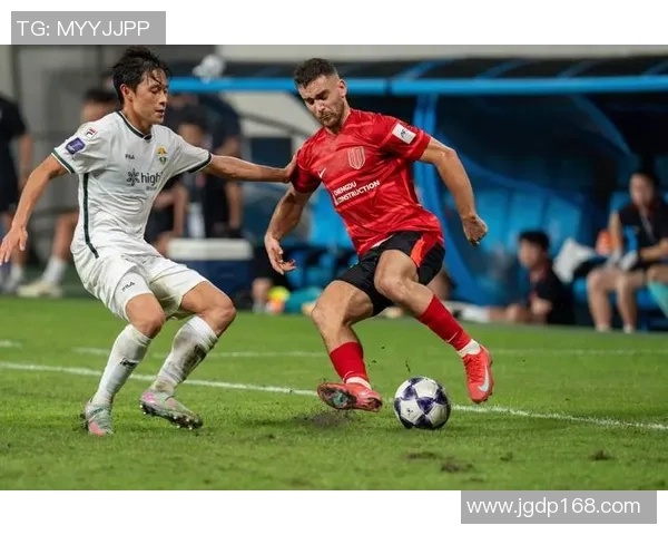 足球明星在赛后情绪激动将话筒扔掉引发媒体热议与球迷反响