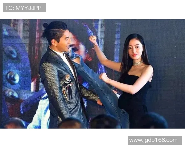 足球明星与中国女友的浪漫故事揭秘及其背后的情感历程分析 足球明星与中国女友的浪漫故事揭秘及其背后的情感历程分析