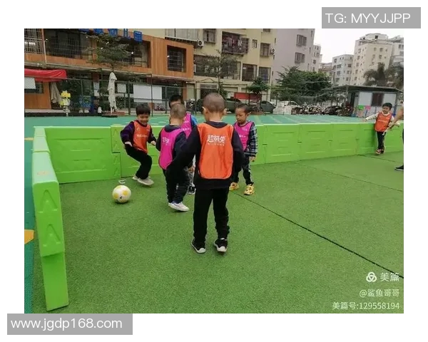 足球明星出场时的独特站姿解析与背后的心理因素探讨