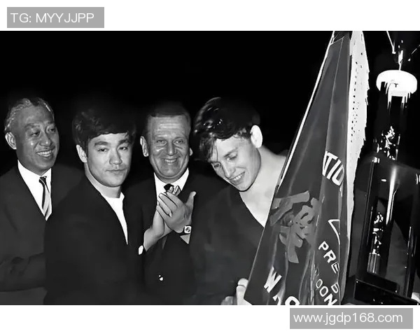 足球明星李小龙的精彩瞬间与非凡成就全景展示