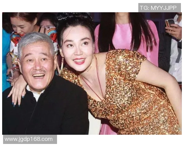 赵本山与篮球明星亲密合影展现友谊与体育精神的完美结合